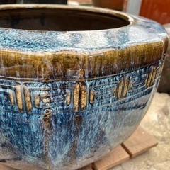 深い青色の陶器火鉢の画像