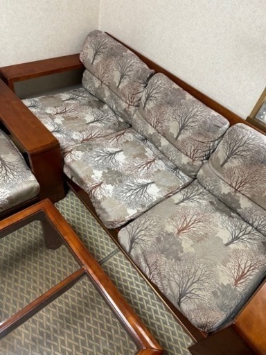 木枠のソファー、ガラステーブル、相談で家電、家具追加