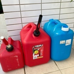 (お取引中) 石油ストーブ ファンヒーターとポリタンク ガスカン 灯油•ガソリンカンの画像