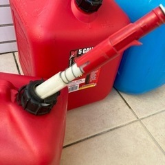 (お取引中) 石油ストーブ ファンヒーターとポリタンク ガスカン 灯油•ガソリンカンの画像