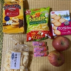お菓子のセット、リンゴ2個