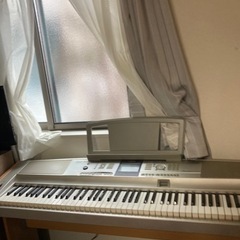 ヤマハ電子ピアノ、ペダル、ヘッドホン付