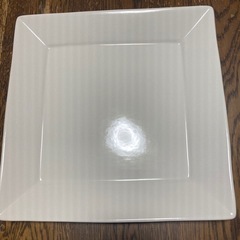 白い角大皿の画像
