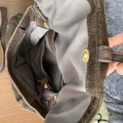 スウェードと皮革のバッグの画像