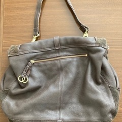 スウェードと皮革のバッグの画像