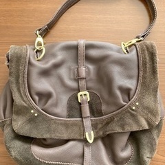 スウェードと皮革のバッグ