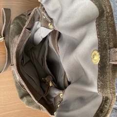 スウェードと皮革のバッグの画像