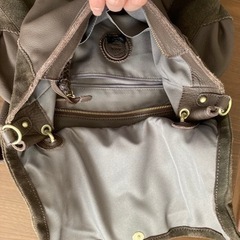 スウェードと皮革のバッグの画像