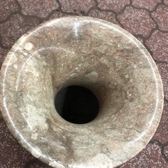 大きな花瓶　大理石？　石彫の画像