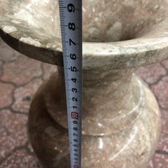 大きな花瓶　大理石？　石彫の画像