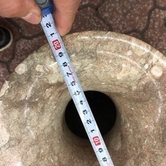 大きな花瓶　大理石？　石彫の画像