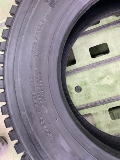 10t スタッドレスタイヤ　245/70R19.5
