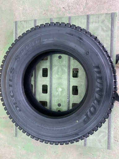 10t スタッドレスタイヤ　245/70R19.5