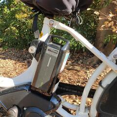 お正月特価！ヤマハ 3人乗りOK 電動自転車 アシスト 8.7Ah 白 リアシート 後ろ チャイルドシート付きの画像
