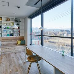 シェアオフィス（コワーキングスペース）の受付および清掃スタッフの画像