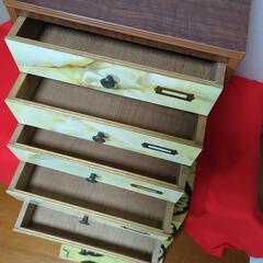 古道具　昭和レトロ　ネームプレート付き大理石調.5段引出し　抽斗チェスト　小抽斗の画像
