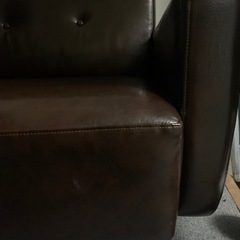 落ち着いた配色のソファの画像