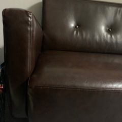 落ち着いた配色のソファの画像