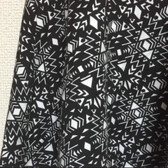 スカート H&M 幾何学模様 ブラック ネイティヴ アジアン モノトーン 黒の画像