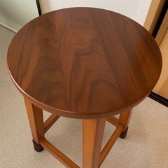 木製スツールの画像