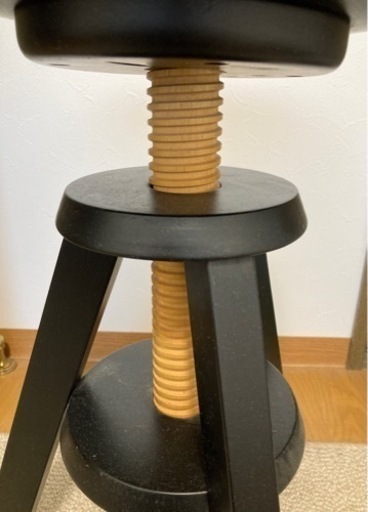 SPINの回転昇降式テーブルとスツール