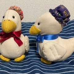 アヒルのぬいぐるみ2つの画像