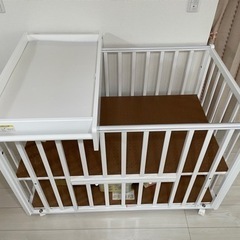 カトージ　ベビーベード　おむつ替え付き　ホワイト