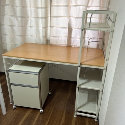 急募!! 直接のお取引のみ メーカー不明 美品 ホワイト 勉強机　引出はおまけ 急募!! 直接のお取引のみ メーカー不明 美品 ホワイト 勉強机 引出は