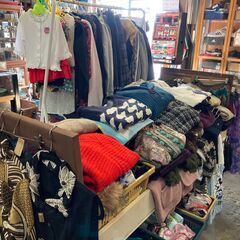 【コメント不要！直接お店にご来店お待ちしております。】　婦人服　子供服　詰め放題　数量限定　メンズ　帽子　バック　あります！　業者の方も大歓迎です！　２０リットル　袋の画像