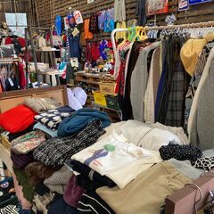 【コメント不要！直接お店にご来店お待ちしております。】　婦人服　子供服　詰め放題　数量限定　メンズ　帽子　バック　あります！　業者の方も大歓迎です！　２０リットル　袋の画像