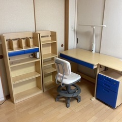 ニトリ学習机　椅子付きの画像