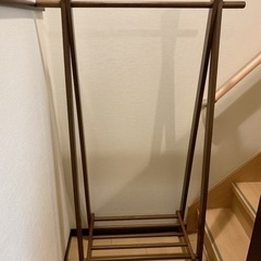 木製衣装ラックの画像