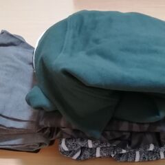 無料）中古本１１冊＋中古未使用冬服７着＋中古鍋の画像