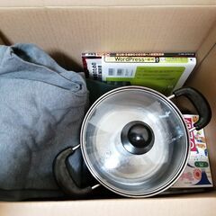 無料）中古本１１冊＋中古未使用冬服７着＋中古鍋の画像