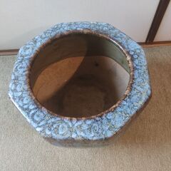 火鉢（昭和レトロな陶器製）の画像