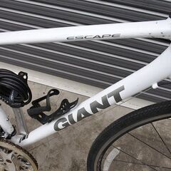 GIANT ESCAPE R3(ジャイアント エスケープR3)人気のホワイト　安心の定番クロスバイク！　変速：3×8ｓ　サイズ：S（身長160-175ｃｍ）　格安！の画像