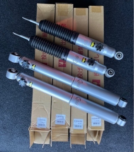 KYB エクステージショックアブソーバー　ニ ッサンNV350キャラバン 2WD VR2E2 6用E-S21921252