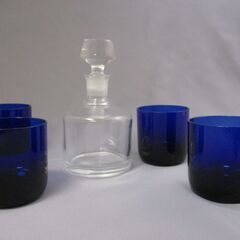 デキャンタと青いグラス４個セットで