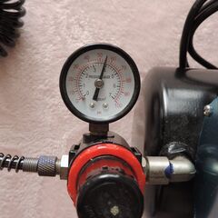 ミニエアーコンプレッサー オイルレス 静音タイプ エアホース付き (海外製品）の画像