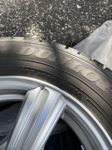 NOAH VOXY 80系　DUNLOP winterMAX02 スタッドレスタイヤ　195/65R15