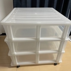 衣類等用のキャスター付き収納ケースの画像