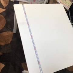 子ども用テーブルと椅子2脚のセットの画像