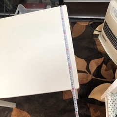 子ども用テーブルと椅子2脚のセットの画像