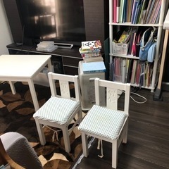 子ども用テーブルと椅子2脚のセットの画像