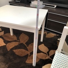 子ども用テーブルと椅子2脚のセットの画像