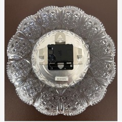 HOYA ( ホヤ ) 社のクリスタルガラス製の時計の画像