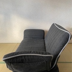 ニトリのダークグレーカラーのソファの画像