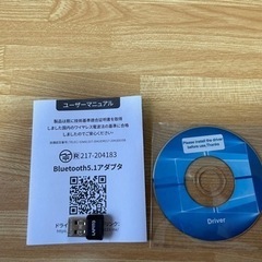 ワイヤレスイヤホンとアダプターの画像
