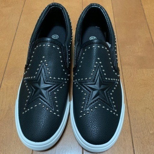 新品　スタッズ付き　スリッポン　２３.５㎝　ブラック