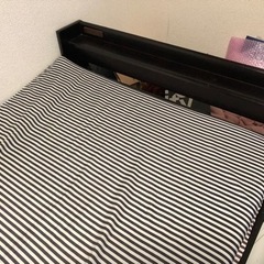 シングルベッドフレーム、電気プラグ付き